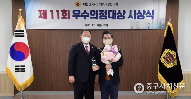 &nbsp;박기재(우) 의원이 김인호(좌) 서울시의회 의장으로부터 의정대상을 수상한 뒤 기념촬영을 하고 있다.