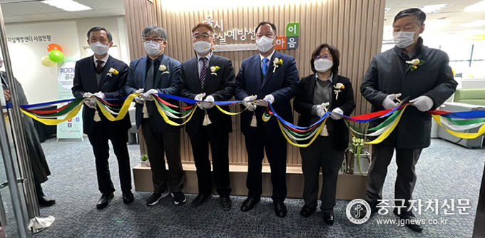 2022년 서울시자살예방센터 이전 기념식에서 ‘테이프 커팅을 하고 있다. 