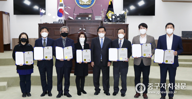 위촉장을 받은 결산검사 위원들이 조영훈 의장과 본회의장에서 기념촬영을 하고 있다.(사진은 좌로부터 상미정, 안성진, 최원익, 김주례, 조영훈, 채성만, 이승용, 길기영 위원)