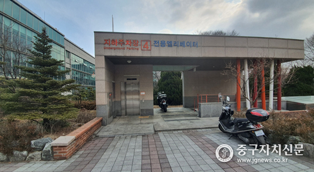 동국대 주차장 입구 전용엘리베이터 모습.