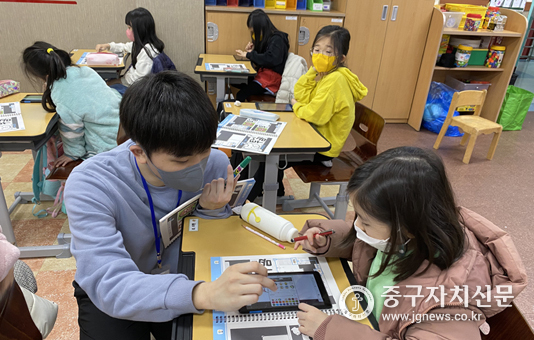 덕수초 학생들이 신설 프로그램인 웹툰 수업을 하고 있다.