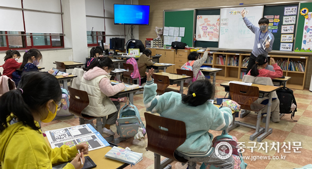 덕수초 학생들이 신설 프로그램인 웹툰 수업을 하고 있다.