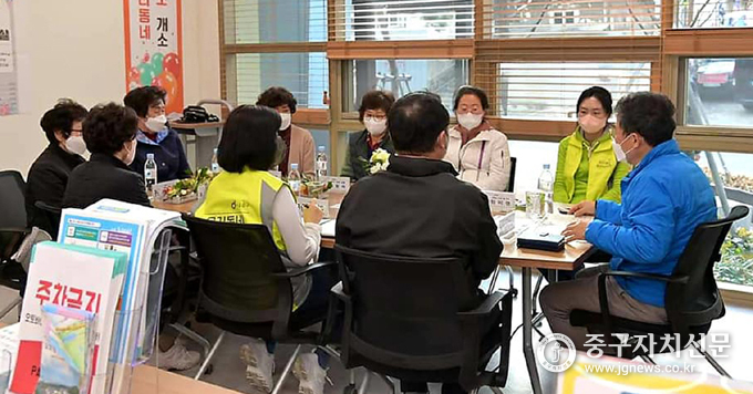 서양호 구청장이 중림동에서 열린 ‘수요현장민원실’에서 학부모들과 간담회를 갖고 있다.