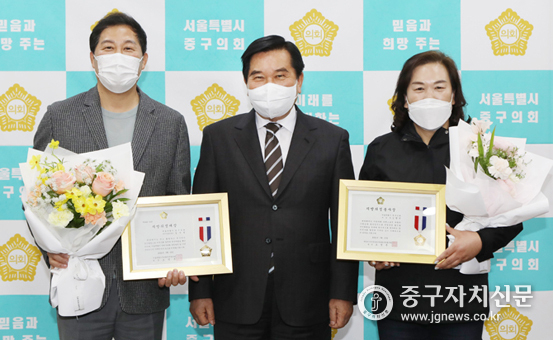 지방의정봉사상과 지방의정대상을 수상한 뒤 기념촬영을 하고 있다.(사진은 좌측부터 길기영 의원, 조영훈 의장, 김행선 부의장)