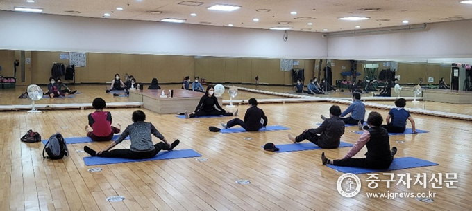 어르신몸펴기 운동 프로그램 운영하고 있는 모습.