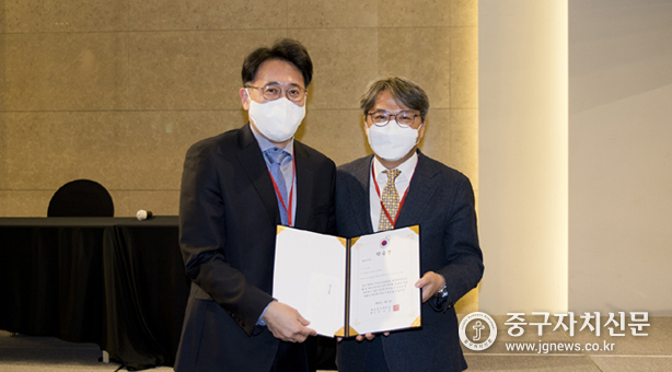 서울백병원 박민구 교수가 최우수 학술상 수상하고 있다(사진은 박민구(좌) 교수. 김수웅(우) 대한남성과학회장)