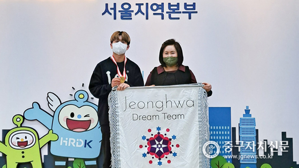 헤어디자인 부문서 금메달을 수상한 미용전공 최수호 학생(좌)과 최은정 지도교수(우)가 기념촬영을 하고 있다.