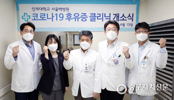 코로나19 후유증 클리닉 개소식에서 파이팅을 하고 있다(사진은 좌로부터 박민구 기획실장, 라영선 간호부장, 조영규 센터장, 구호석 원장, 하정구 부원장)