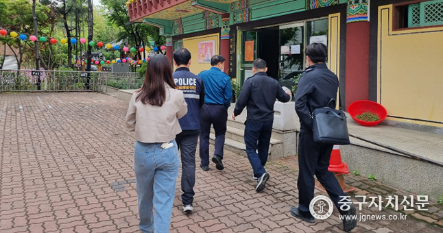 중부경찰서등 합동점검팀이 범죄예방과 소방점검을 위해 충정사를 둘러보고 있다.