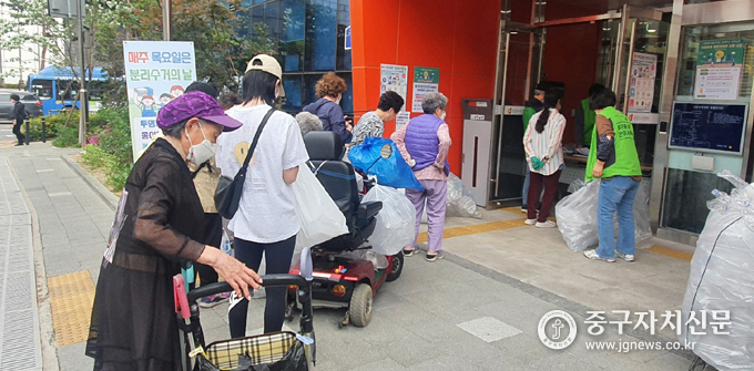 필동에서 재활용품을 교환하기 위해 어르신들이 줄을 서 있다.