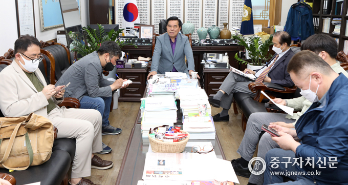 지난 6일 조영훈 의장이 의장실에서 기자회견을 하고 있다.