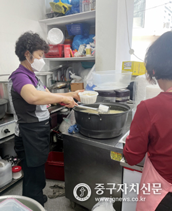 삼계탕을 포장 중인 날마다장터 강경애 사장.