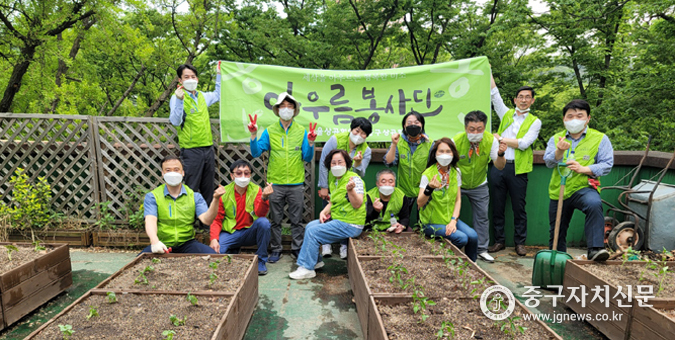중구상공회 아우름 봉사단 출발식을 가진 뒤 장충공원경로당 옥상텃밭에 고추, 가지등을 심은 뒤 파이팅을 하고 있다.
