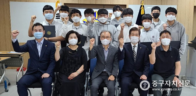 민주평통 골든벨에서 입상한 학생들과 신진호 회장, 김보년 장충고 교장, 박영선 지회장등이 파이팅을 하고 있다.