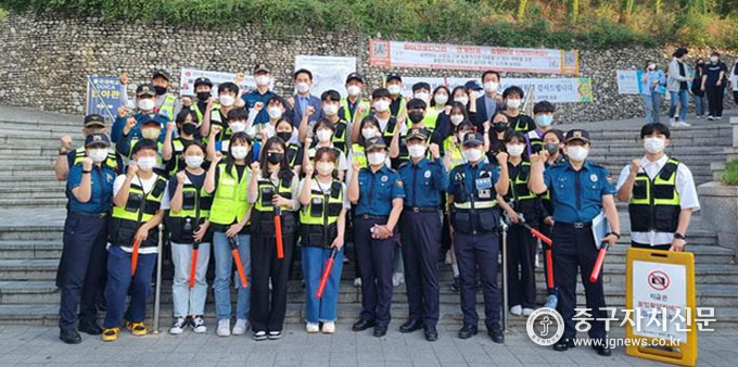 중부경찰서와 동국대 캠퍼스폴리스 합동순찰을 실시한 뒤 기념촬영을 하고 있다.