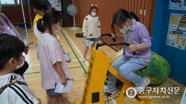 중구청소년들이 청소년 잇지축제에서 자가발전 자전거 체험을 하고 있다.
