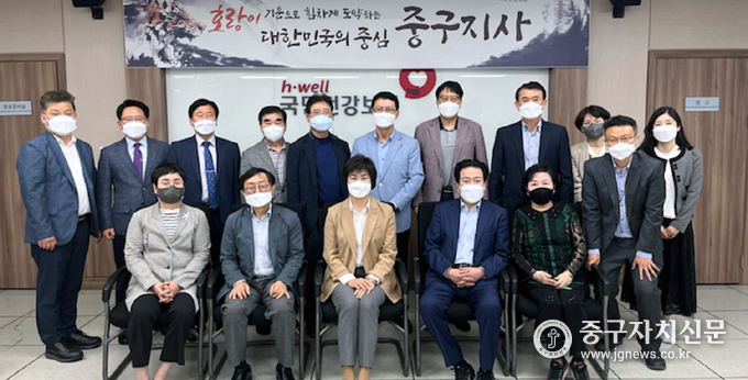 건강보험 자문위원들이 이경진 지사장과 함께 기념촬영을 하고 있다.