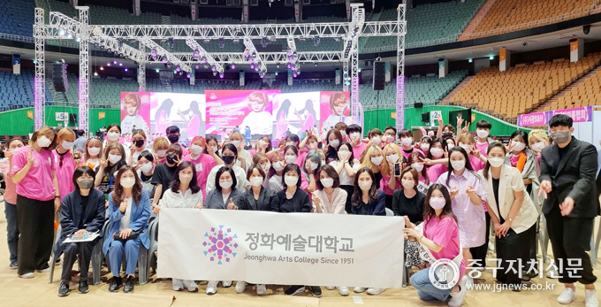 지난 14일 열린 제6회 서울시 미용예술경연대회서 서울시장상 등을 수상한 뒤 기념촬영을 하고 있다.