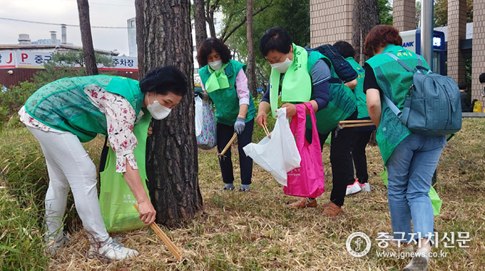 중구 새마을운동 회원들이 중구구민회관과 평화시장 골목을 대상으로 ‘새마을 줍깅데이’ 행사를 추진하고 있다.