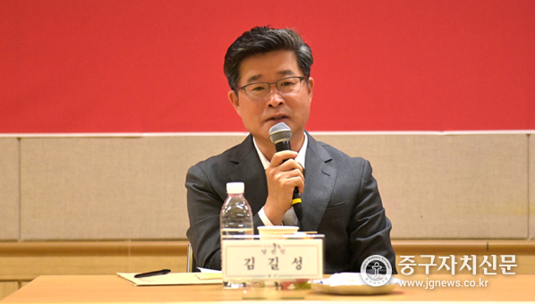 인수위 해단식에서 김길성 구청장 당선인이 구민을 섬기는 중구를 만들겠다고 다짐하고 있다.