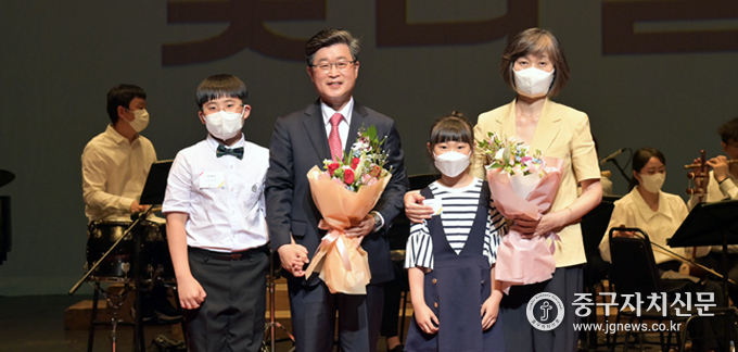 민선8기 중구청장 취임식에서 김길성 중구청장과 부인인 최동귀 여사가 아동대표들의 축하 꽃다발을 받고 기념촬영을 하고 있다.