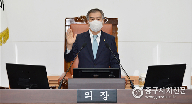 김현기 서울시의회 의장등이 선서를 하고 있다.