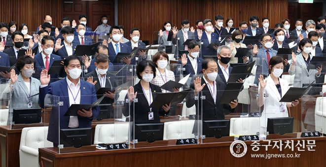 중구출신 박영한 옥재은 시의원 등이 개원식에서 선서를 하고 있다.