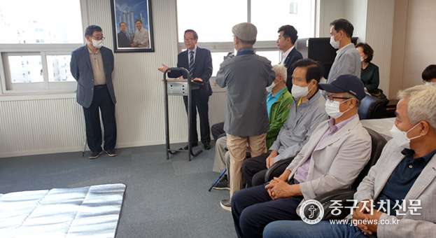 황학동 중앙시장 개발사업추진위 사무실 개소식에서 임창석 위원장이 인사말을 하고 있다.