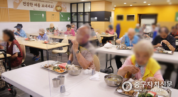 유락종합복지관이 마련한 초복나눔 행사에서 어르신들이 삼계탕을 먹고 있다.