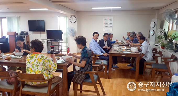 명동경로당 어르신들이 삼계탕을 맛있게 먹고 있다(사진은 좌로부터 신현수 지회장, 이형복 명동경로당 회장).
