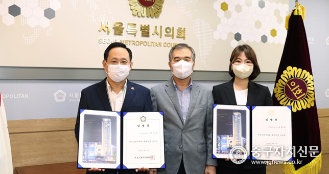  지난 1일 의장접견실에서 이승복 윤영희 의원에게 대변인 임명장을 수여한 뒤 기념촬영을 하고 있다. 
