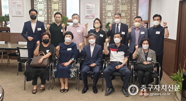 동대문패션상인연합회 한영순 회장과 임원들이 김길성 구청장과 파이팅을 하고 있다.