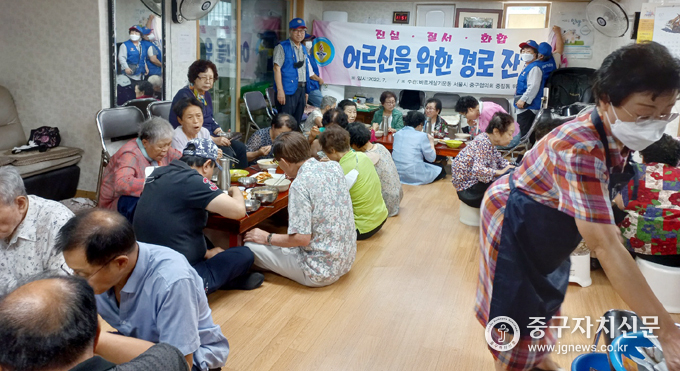 지난 7월 26일 중림동바르게살기 위원들이 어르신들에게 삼계탕을 제공하고 있다.
