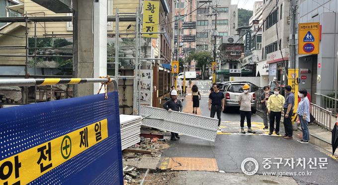 김길성 중구청장이 약수역 인근 공사장 폭우 피해 현장을 점검하고 있다.