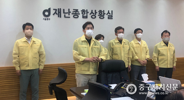 중구의회 의원들이 재난안전대책본부 상황실을 방문해 현장 상황을 보고 받고 있다(사진은 좌측부터 허상욱 의원, 길기영 의장, 이정미 윤판오 송재천 소재권 의원)