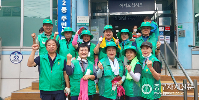 새마을회원들이 사당2동 주민센터 앞에서 기념촬영을 하고 있다.