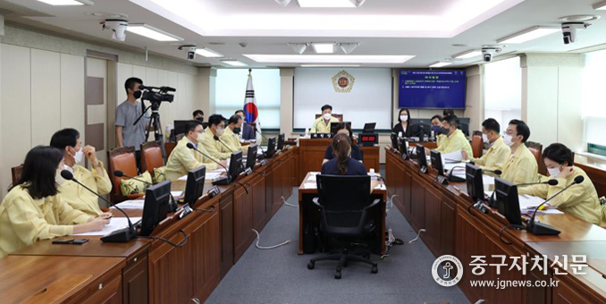 제312회 임시회 폐회중 도시안전건설위원회 제1차 회의를 열고 있다.