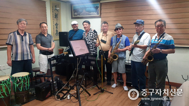 영사운드 멤버였던 강재만씨가 친구들과 함께 연주에 앞서 포즈를 취하고 있다.