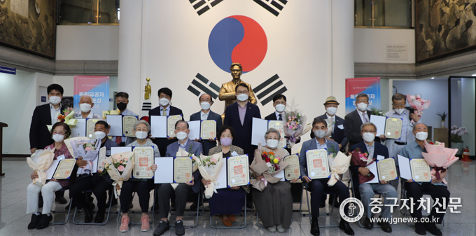 지난 17일 매헌윤봉길의사 기념관에서 독립유공자 포상 전수식 후 기념촬영을 하고 있다.