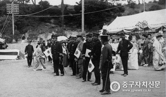 행사 마무리 장소인 경무총감부 광장에 도열한 총독 일행의 모습.
