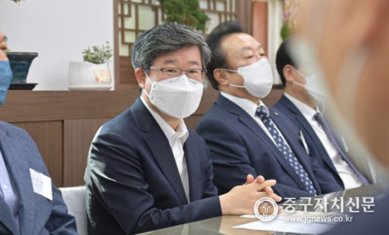 김길성 구청장이 새마을금고 이사장들과 간담회를 갖고 있다.