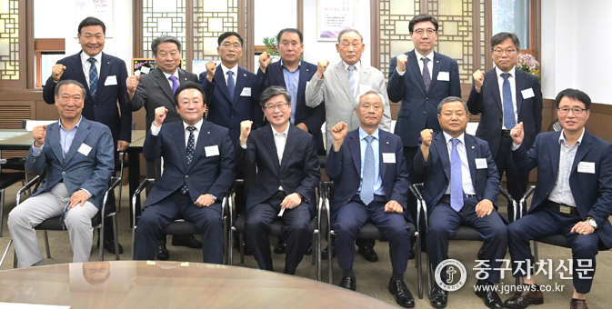 김길성 구청장과 새마을금고 중구이사장들이 간담회를 가진 뒤 파이팅을 하고 있다.