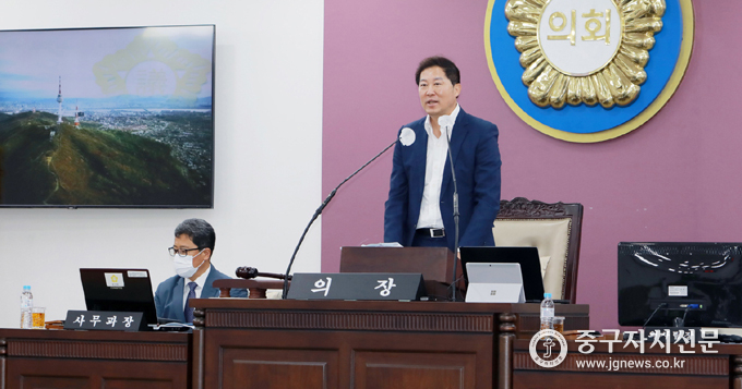 제272회 중구의회 임시회에서 길기영 의장이 개회사를 하고 있다.
