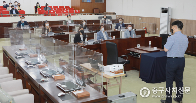 중구의회 본회의장에서 폭력예방 교육이 진행되고 있다.