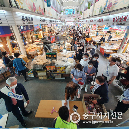 평화새마을금고 신중부시장 이벤트에서 고객들이 줄을 서서 기다리고 있다. 