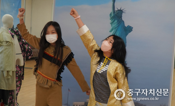 중구청소년센터 글로벌축제에서 청소년들이 세계 의상 체험을 하고 있다.