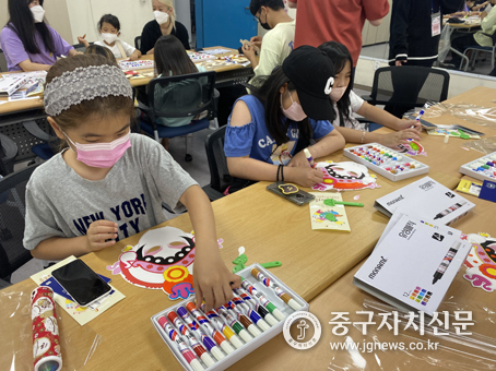 ◇중구청소년센터 글로벌축제에서 청소년들이 세계 만들기 체험을 하고 있다.