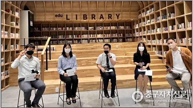  중부교육지원청에서 ‘봄날의 햇살 같은 선생님’ 주제로 희망토크를 하고 있다. 