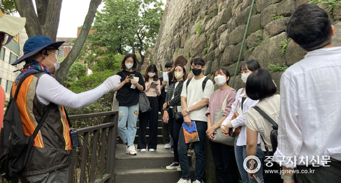 김광시 회장이 다산성곽에 대해 해설을 하고 있다.