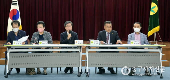 새마을운동 중구지회 임원들이 김길성 중구청장과 함께 간담회를 하고 있다.